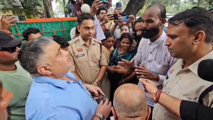 Public anger erupts over dilapidated roads; Minister Rajesh Agrawal's bungalow besieged amidst rain