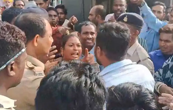People clashed with a municipal team that arrived to remove the vegetable market in Bhathagaon; 4-5 employees were injured in the scuffle