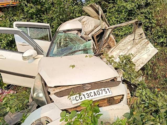 Chhattisgarh-Jharkhand Accident: 3 members of the same family killed, 2 critically injured in a horrific collision between a car and a trailer
