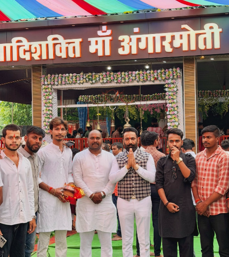 On the occasion of Navratri, Virendra Singh Tomar, State President of the Kshatriya Karni Sena, visited the Maa Angarmoti Dham and sought blessings from the Goddess