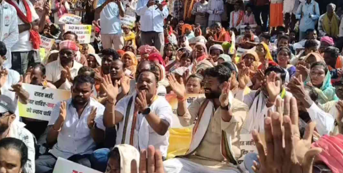 Farmers devastated by floods vent their anger, lay siege to the Collectorate in Jagdalpur; issue a 10-day ultimatum